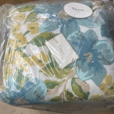 Vivere Home 3 Pillow Set New In Box 18  x 18  - O41