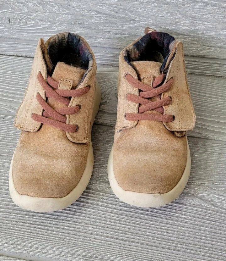 BOTAS DE VESTIR CHUKKA DE GAMUZA CASTAÑO CANOA UGG PARA NIÑOS ZAPATOS TALLA 11 usadas  Foto 3 de 4