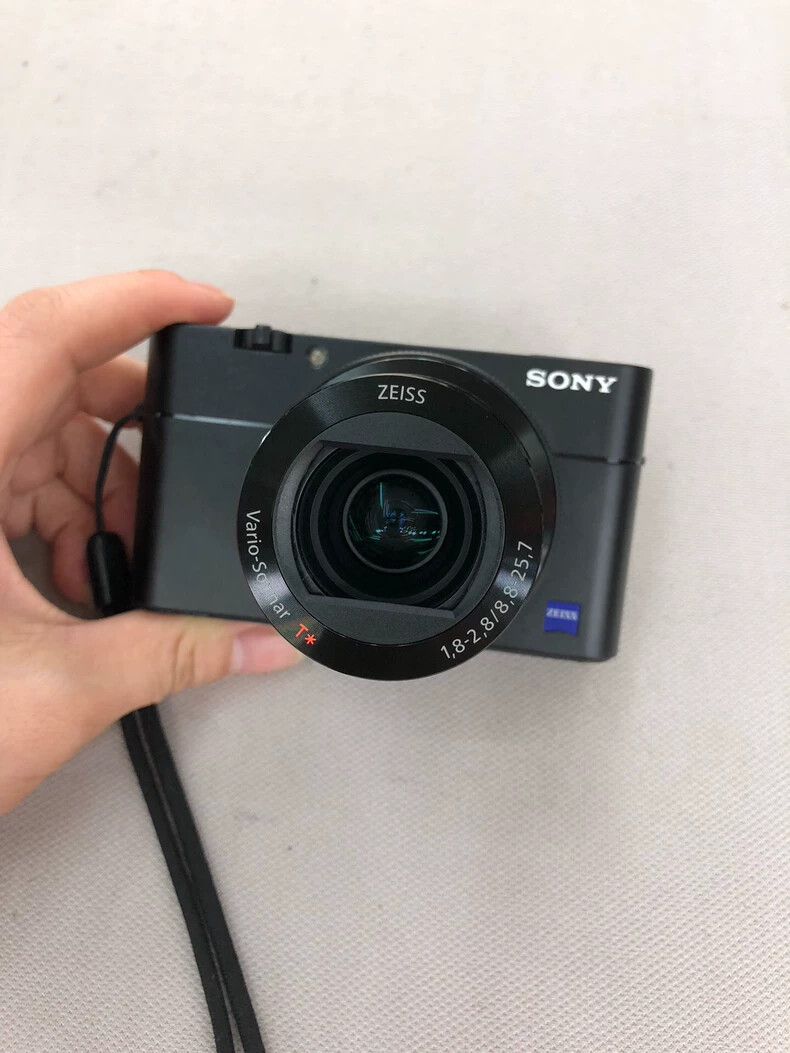 Sony Cyber-Shot DSC-RX100 M5A RX100V 20.1 MP 2.9x Zoom 4K Zeiss