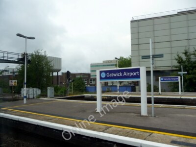 Foto 6x4 Gatwick Airport Station Horley \/TQ2843 Blick nach Südwesten durch c2009