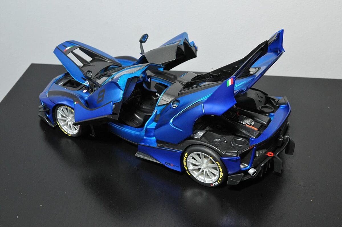 Tomica Presents BBurago Signature Series 1 / 18 FXX-K EVO Tomica Presents BBurago Signature Series 1 / 18 FXX-K EVO