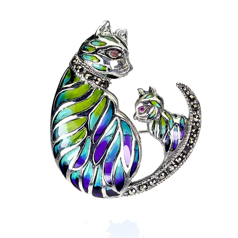 Broche chat argent 925 émail et rubis un bijou poétique symbole de complicité et de grâce