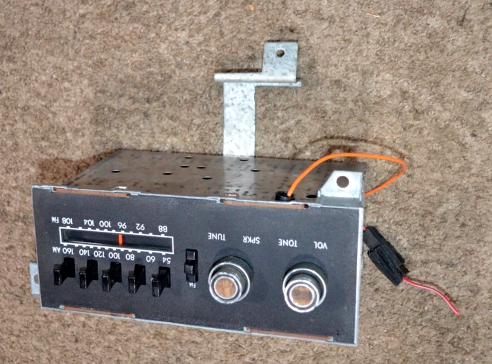 1975 CHRYSLER NEWPORT RADIO STEREO AUTHENTIC 350123 UNTESTED FOR PARTS NICE Foto 2 de 4