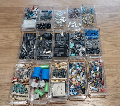 Bauteilschrank voll mit ICs, Transistoren, Kondensatoren, Widerständen, LEDs, Dioden+