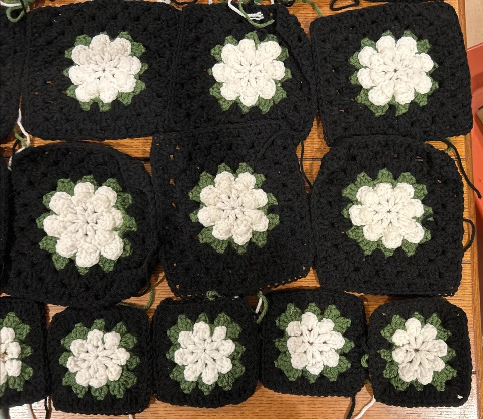 Lote de 44 NEGRO, VERDE Y BLANCO Abuelita Cuadrado Flor Centro Crochet para Afgano Foto 2 de 4