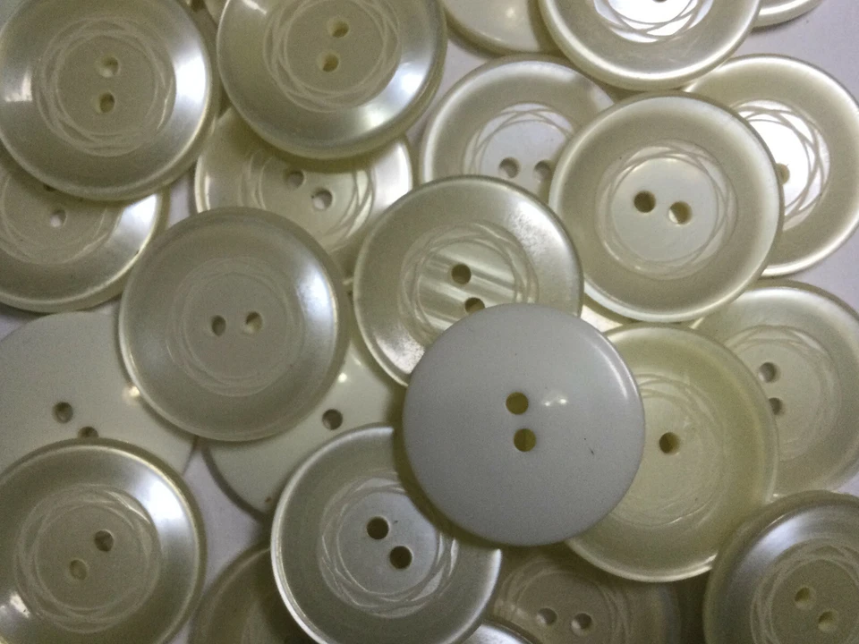 Botón clásico/básico grabado láser de polietileno blanco 13,15,18,20,25 mm 2 orificios Foto 2 de 4