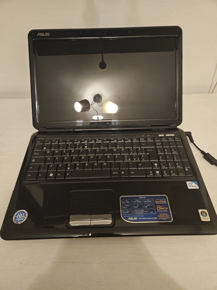 ASUS F52Q Series Notebook - Pentium T3200 / 2GB RAM / 250GB HDD - Windows Vista - Immagine 2 di 4