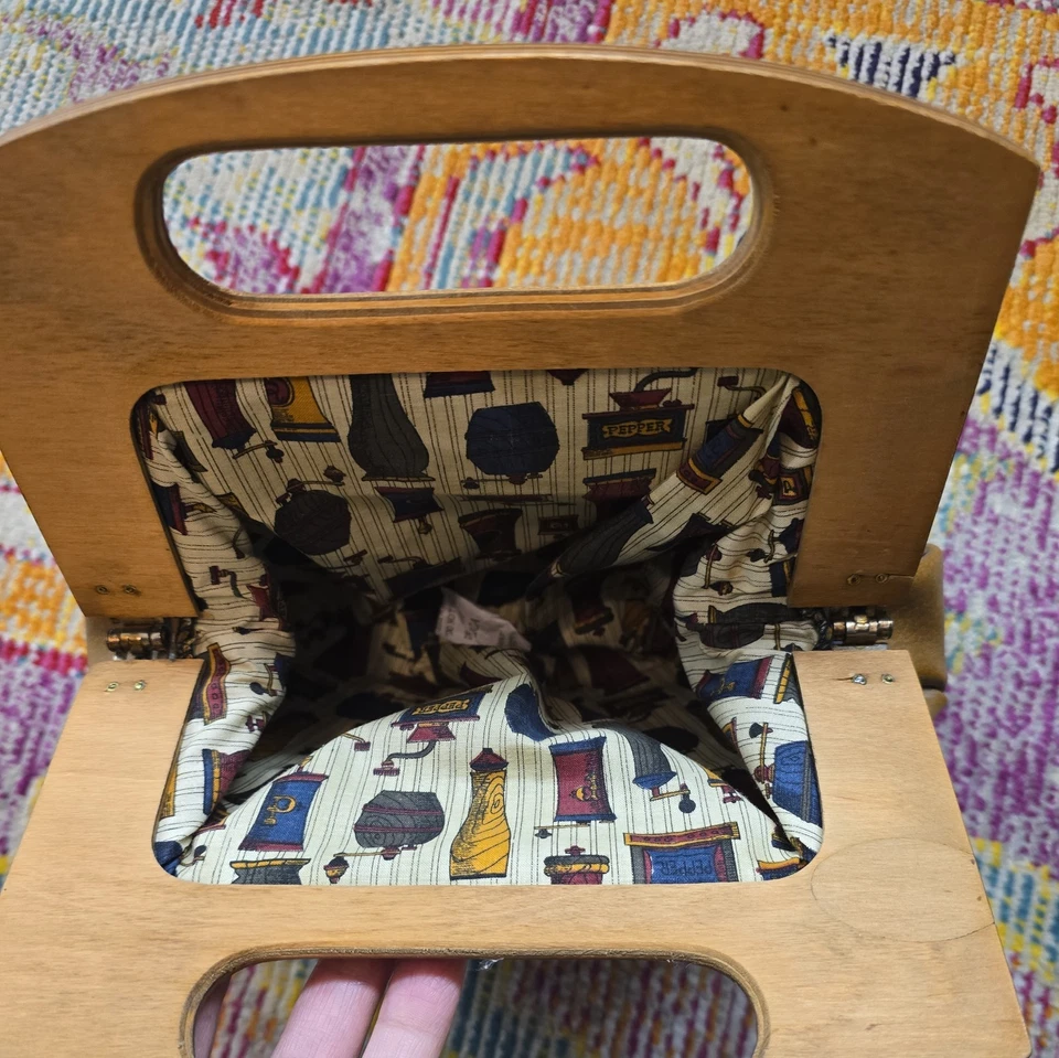 Bolso de mano vintage de imitación de cuero marrón, asas de madera, cartera retro de mediados de siglo Foto 2 de 3