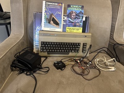 Vintage COMMODORE 64 COMPUTER Complete Box w Power Cord & Manuals UNTESTED works