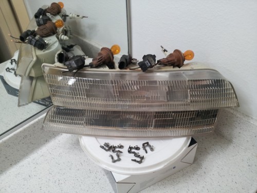 93 TO 96 LINCOLN MARK VIII NICE PAIR OF HEADLIGHTS
