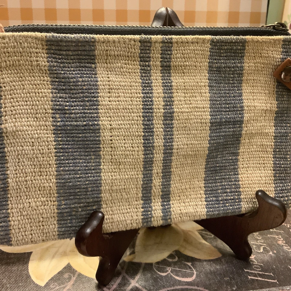 Mud Pie~Bolso de Mano a Rayas Azules y Crema~con Anillo de Madera Grande~Cremallera~8.5”L X 5”H~JUTE Foto 3 de 4