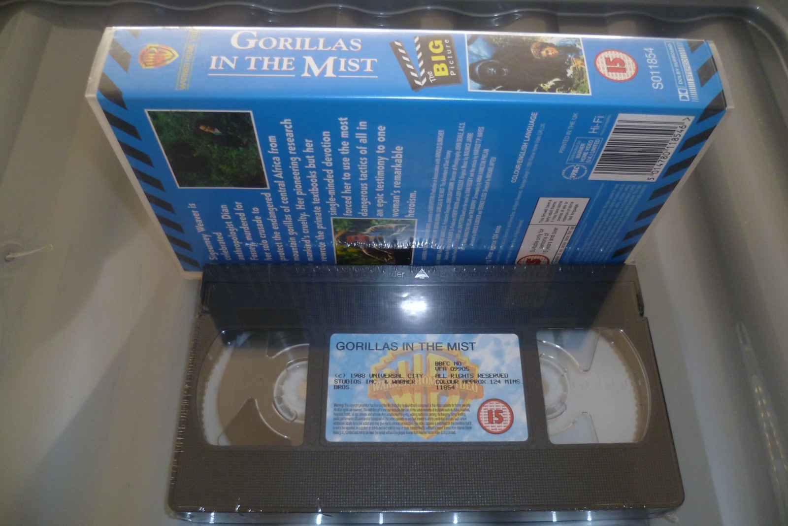 GORILLAS IN THE MIST VHS TAPE Video Cassette 1988 Sigourney Weaver ...
