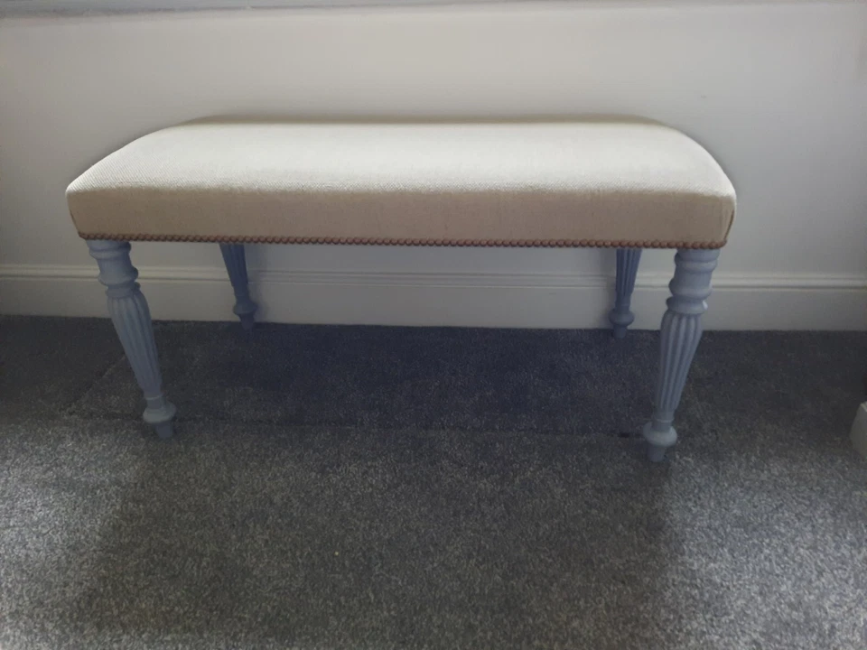 Par de asientos para ventana pintados y tapizados de gris eduardiano tardío Foto 3 de 4