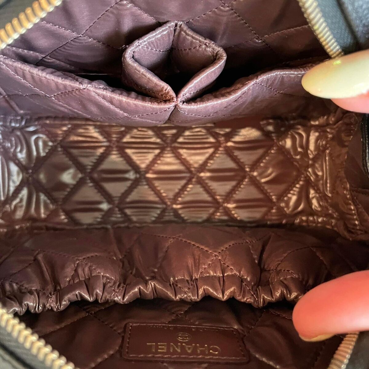 BNWT Chanel Caviar Quilted Curved Cosmetic Toiletry Zip Case BNWT Chanel Caviar Quilted Curved Cosmetic Toiletry Zip Case