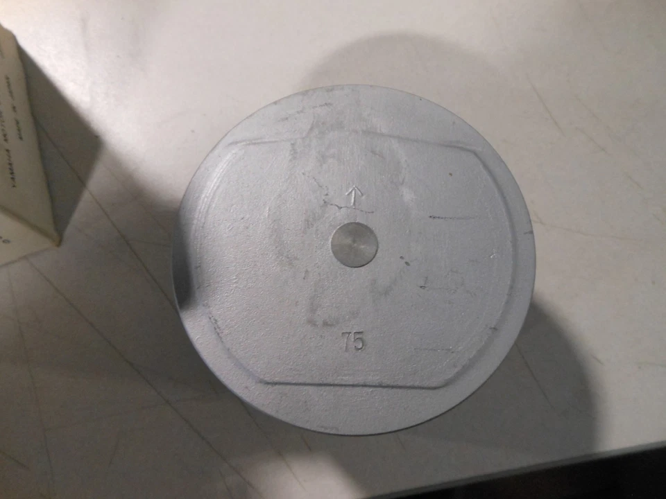 NOS Yamaha 3rd O/S Piston 1982-1983 XT550 5Y1-11637-01 - Image 2 of 3