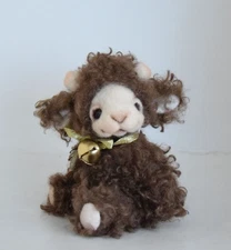 OOAK Quinatta is a Lamb 14 cm tall Manufactured with 5 joints