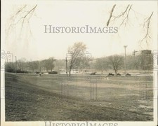Press Photo Old autos driving along Gilham Road Park - lra62380