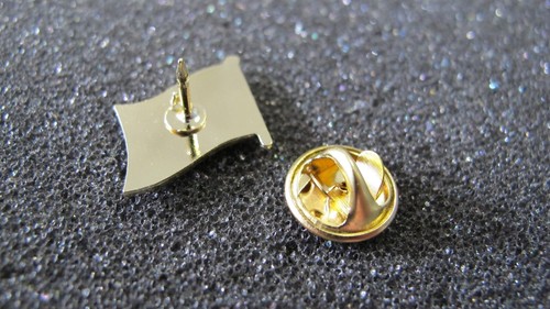HERTFORDSHIRE : Flag Enamel Lapel Pin Badge - (UK Seller & Free UK Postage) - Picture 3 of 3