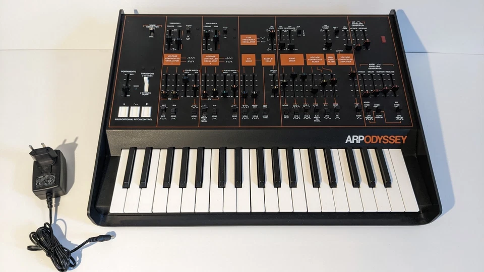 Korg ARP Odyssey Analogue Synthesizer (nach klassischem Vorbild) mit Koffer