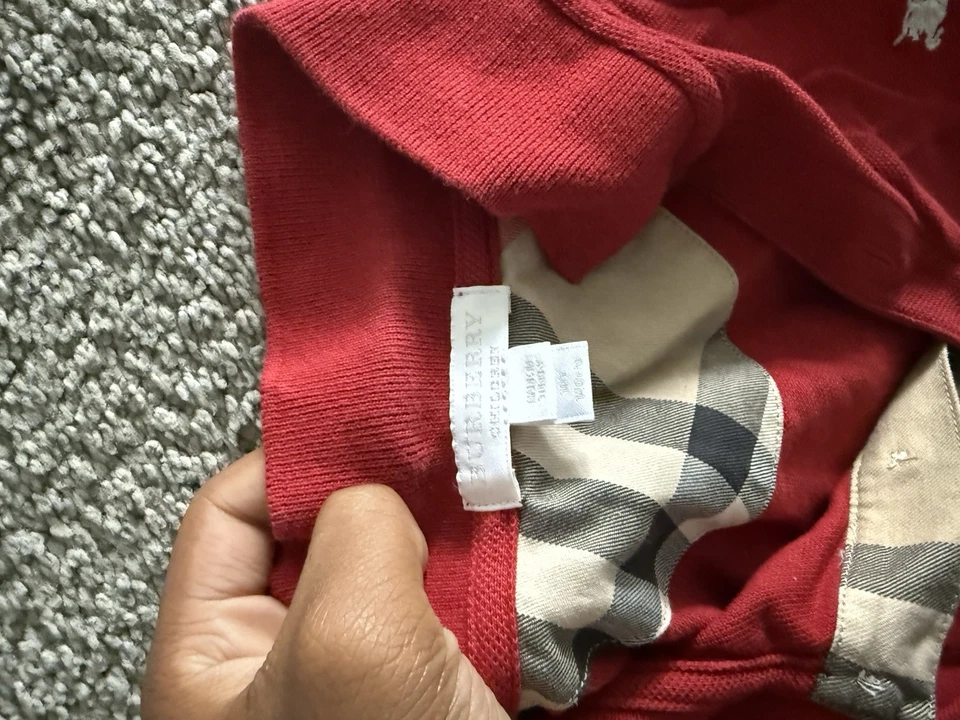 Camiseta Burberry niño roja bolsillo delantero, talla 4T Foto 3 de 3