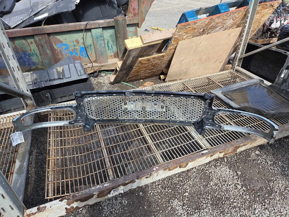 04 GMC YUKON Grille Bubbling Surface Rust Denali Foto 2 de 2