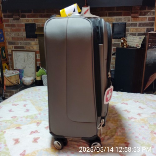 SWISSGEAR Zurich Softside Carry-On 20" Luggage Suitcase Spinner 360 Iron Gray - Picture 3 of 15