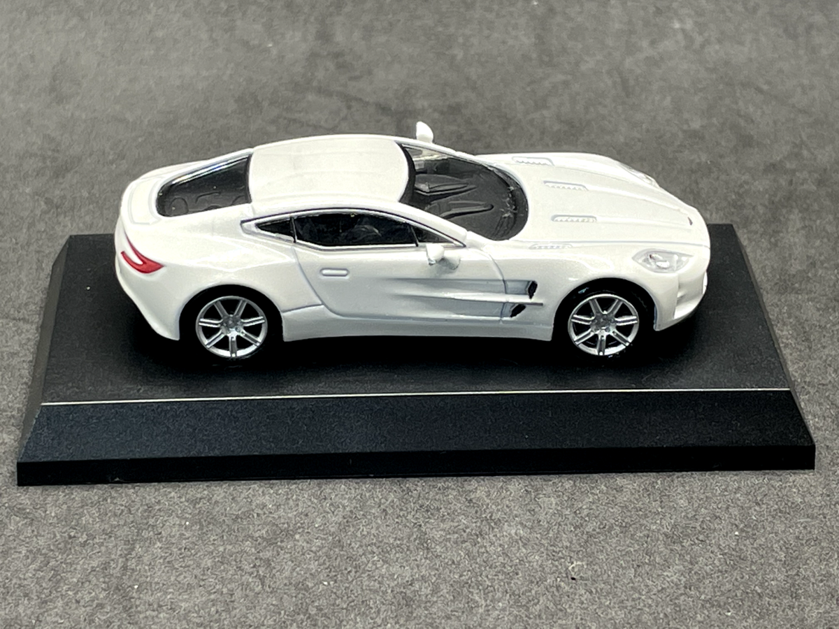 Kyosho 1/64 Aston Martin collection One-77 White diecast