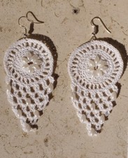 Orecchini pendenti,lunghi,con mezze perle allungate,colore bianco 