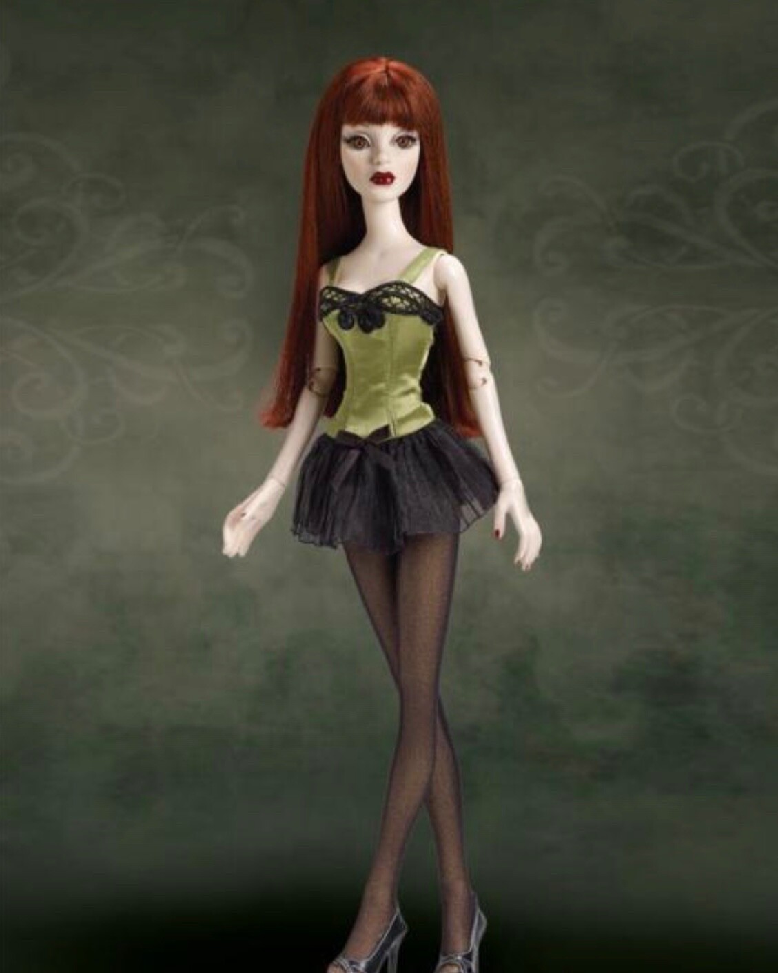 Tenue Tonner Evangeline Ghastly robe verte pour exposition en vitrine