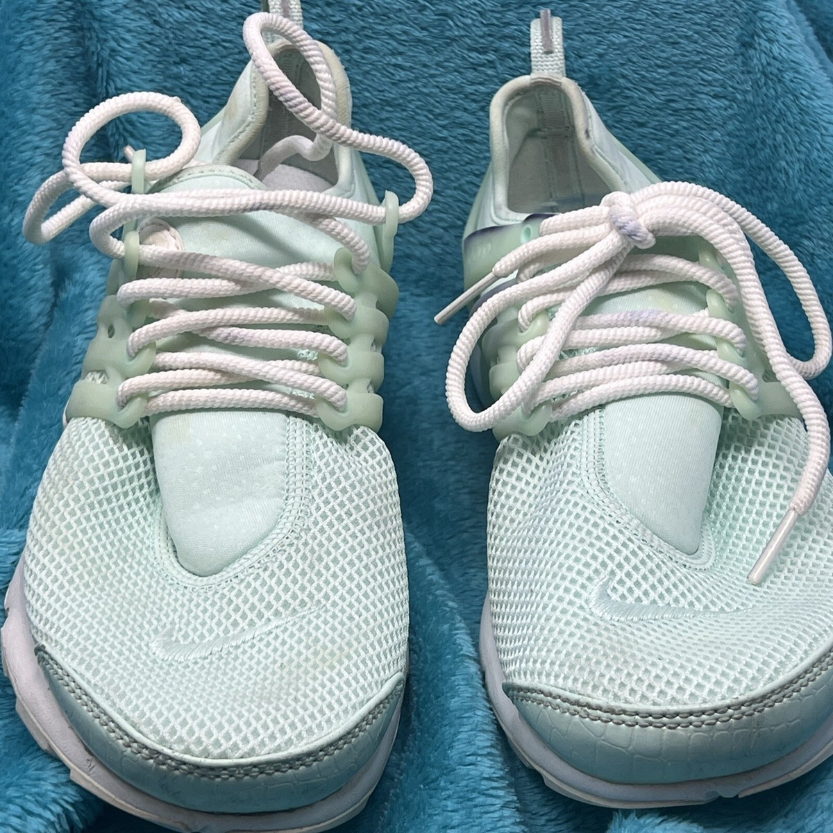 Nike Air Presto Woman’s Shoes Barely Green With A Purple Stain on One Shoe