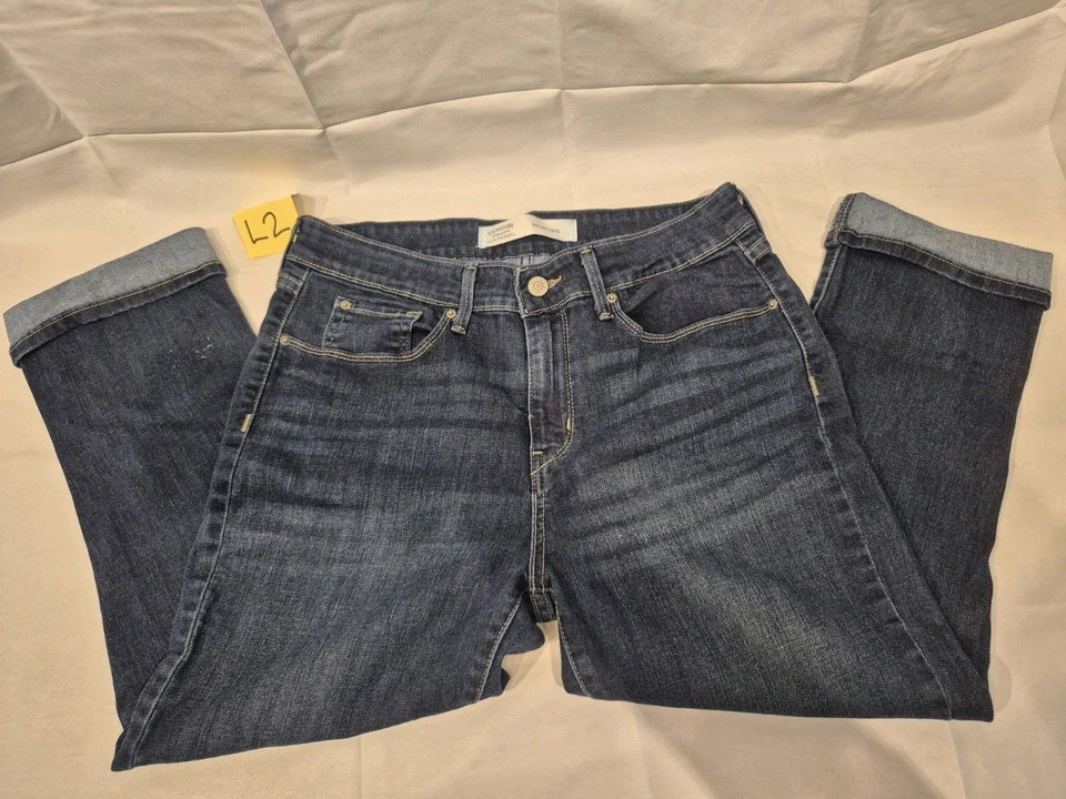 Pantalones de mezclilla capri de tiro medio para mujer Signature by Levi Strauss lavado oscuro talla 12 Foto 2 de 4