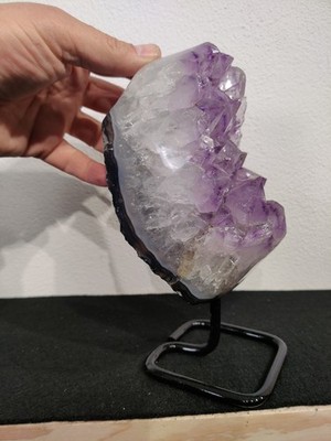 Amethyst Stufe 2,39kg, Freihand fein poliert, Kristalle, Geode, Metallständer.
