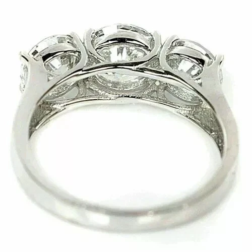Anillo de compromiso de plata 925 hecho a mano de tres piedras de corte redondo creado en laboratorio Foto 2 de 4