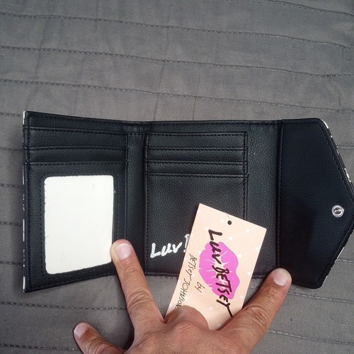 Betsey Johnson LBCASH Black & White Bifold Flap Wallet Skulls & Hearts NWT - Picture 5 of 9