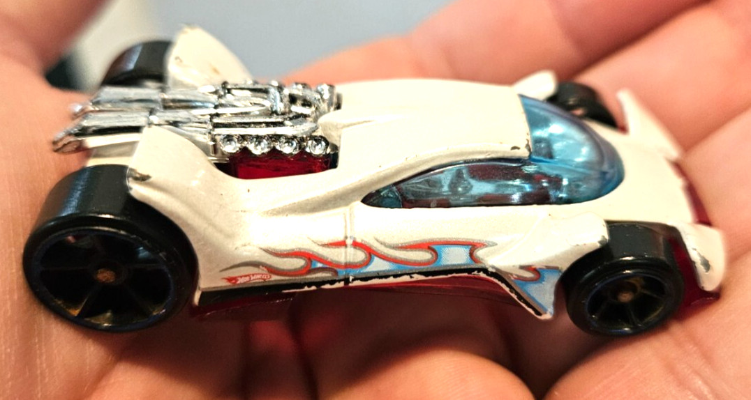 Hot Wheels 2000 VULTURE loose diecast stalked its prey on the track