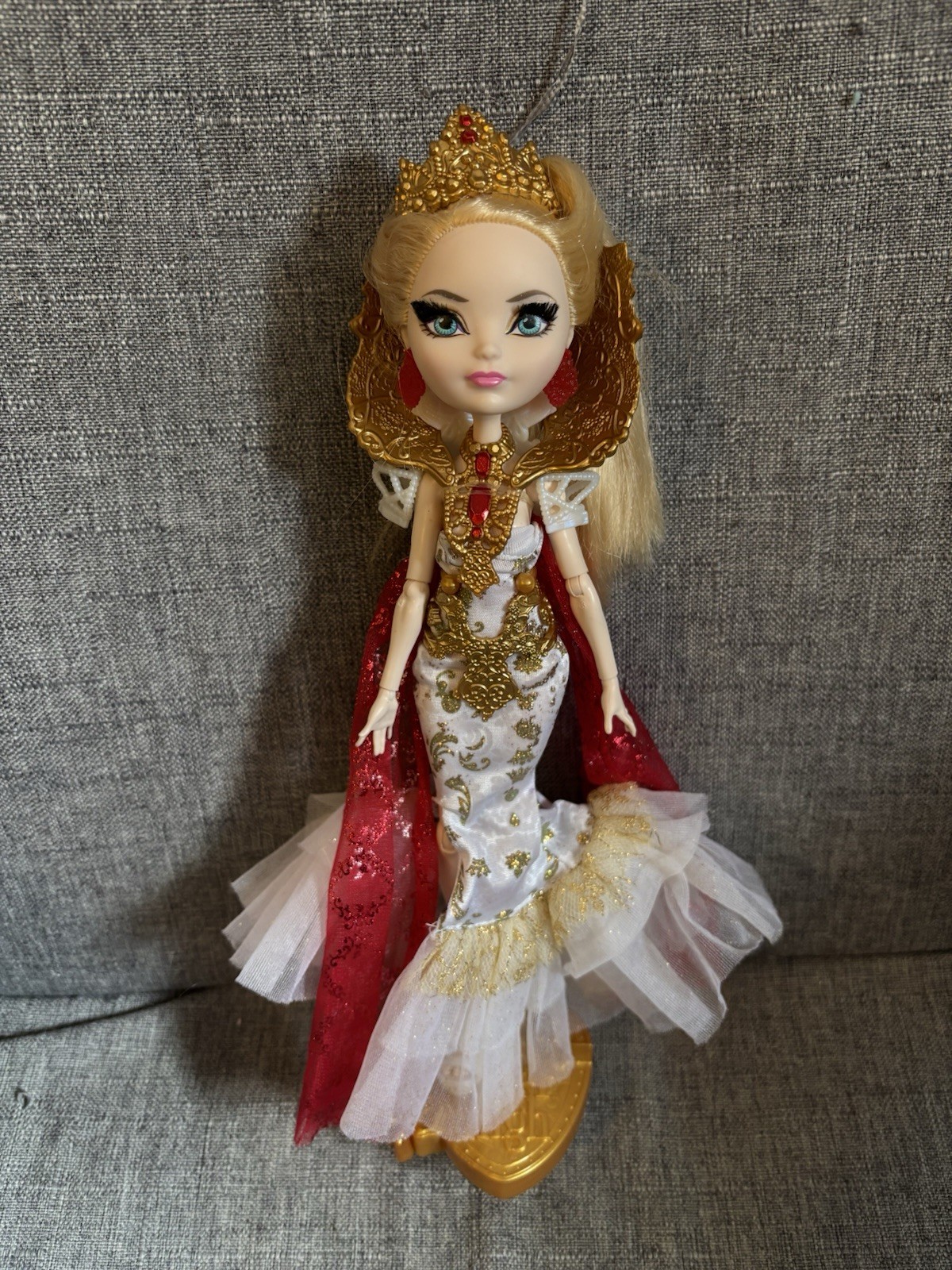 (USED) ROYALLY EVER AFTER EVER AFTER HIGH APPLE WHITE DOLL + STAND