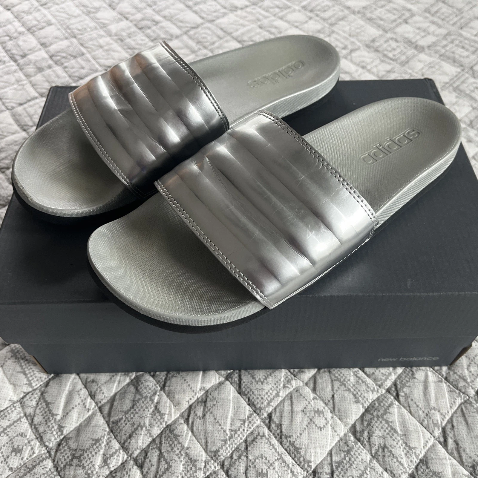 Adidas Adilette Comfort Slides argento metallizzato da donna taglia US 10