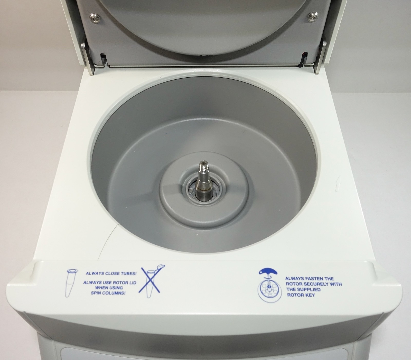 Eppendorf 5424 Microcentrifuge with FA-45-24-11 Rotor; CLEAN & GREAT CONDITION