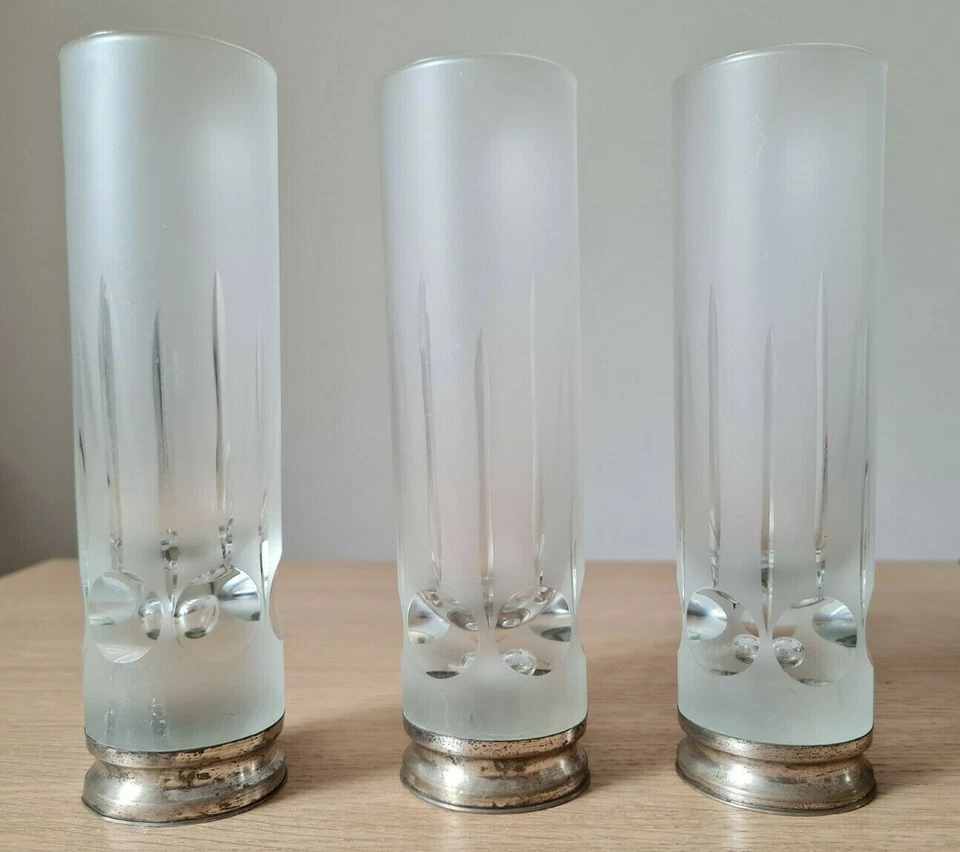 Servizio vintage di 3 bicchieri in vetro satinato con base in argento 800  - Immagine 2 di 3