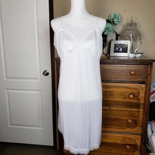 Vanity Fair Snow White Nylon Lace Trim Full Slip Dress womens 36