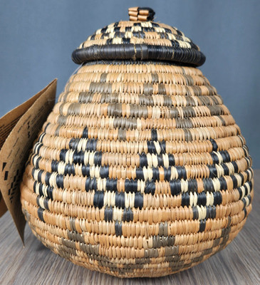 Traditional Zulu lidded Basket by Mavis Neube, w tag Isichumo style 8''