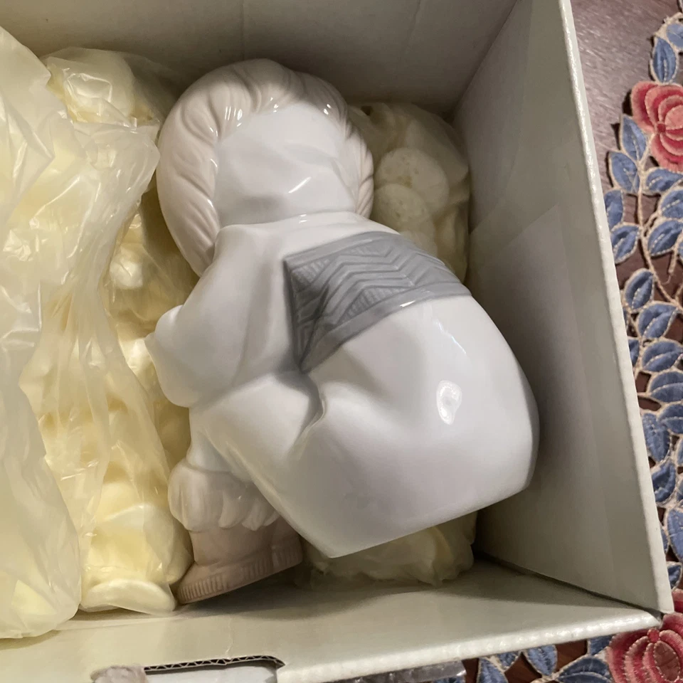 Lladro Nao Figurine ESKIMO Boy ARTIC DREAMS #1397. (box Damaged) - image 3 of 4