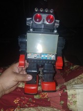 Vintage Saturn the 13" Walking Robot Kamco Unknown condition no battery cover.