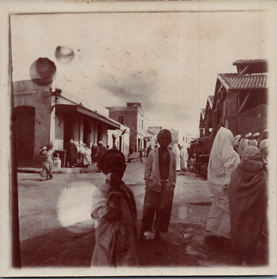 Algerien, Oran, Kinder machen Seifenblasen auf der Straße, Vintage Citrat 