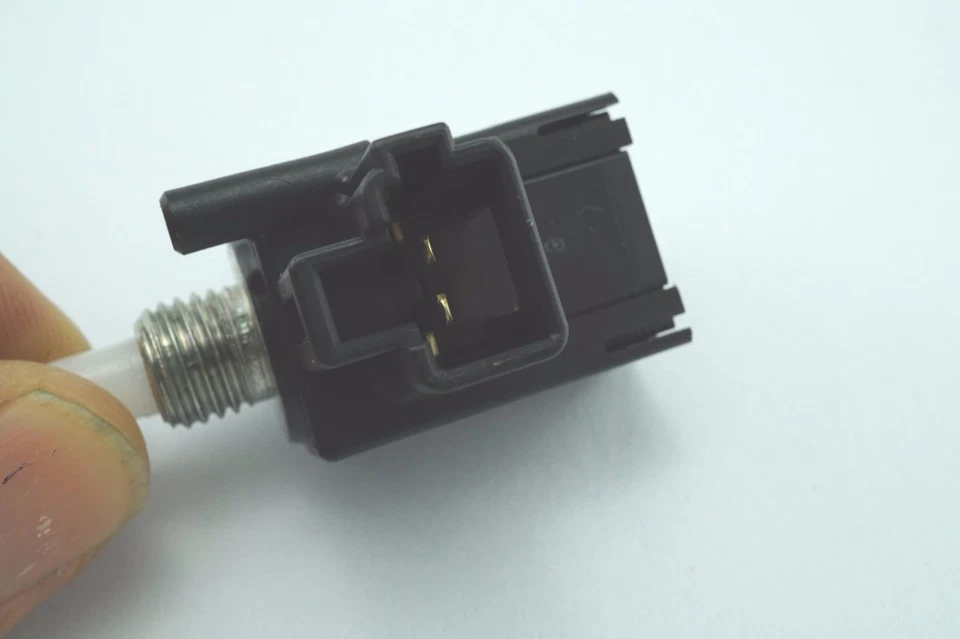 GENUINE TOYOTA 8452024010 CRUISE CONTROL CLUTCH PEDAL SWITCH Foto 4 de 4