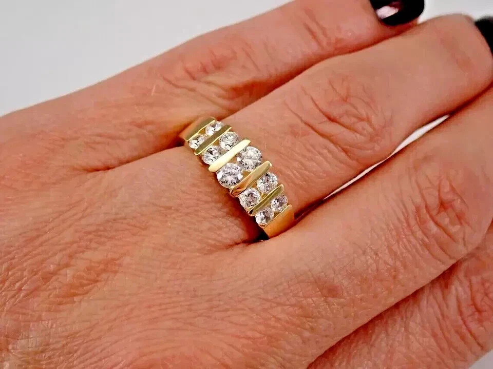 Alianza de boda de diamantes de corte redondo de 2,00 quilates enchapada en oro amarillo de 14 quilates Foto 2 de 2