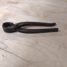 BLACKSMITH/ FARRIER NIPPERS W/NAIL PULLER AT THE END, 6.5" LONG 