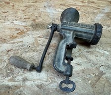 alter mechanischer Fleischwolf Gusseisen ALEXANDERWERK 8