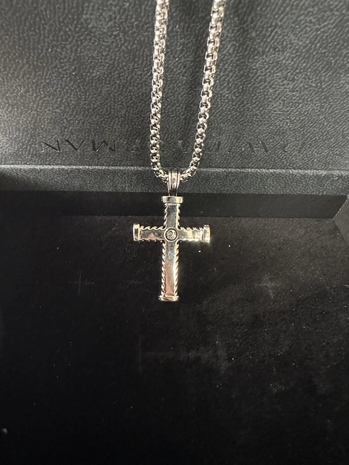 Colgante Cruz Chevron David Yurman Plata de Ley/Diamantes Negros Longitud 20" Foto 3 de 4