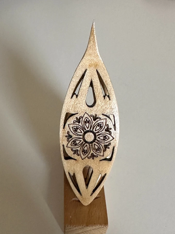 Tatting shuttle with engraved Daisies flower, cutouts + tip 3" long - Image 4 of 4